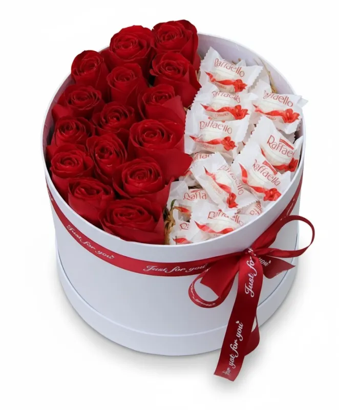 Aranjament Cutie Albă cu Trandafiri Roșii și Raffaello