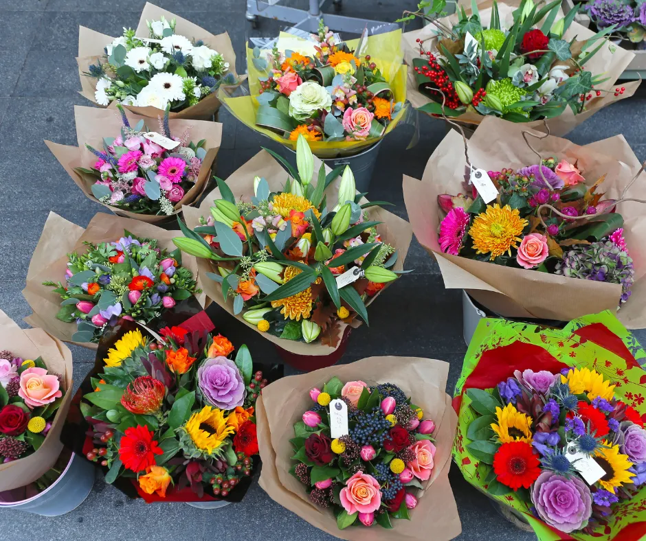 Buchet Surpriză Colorat cu Flori de Sezon